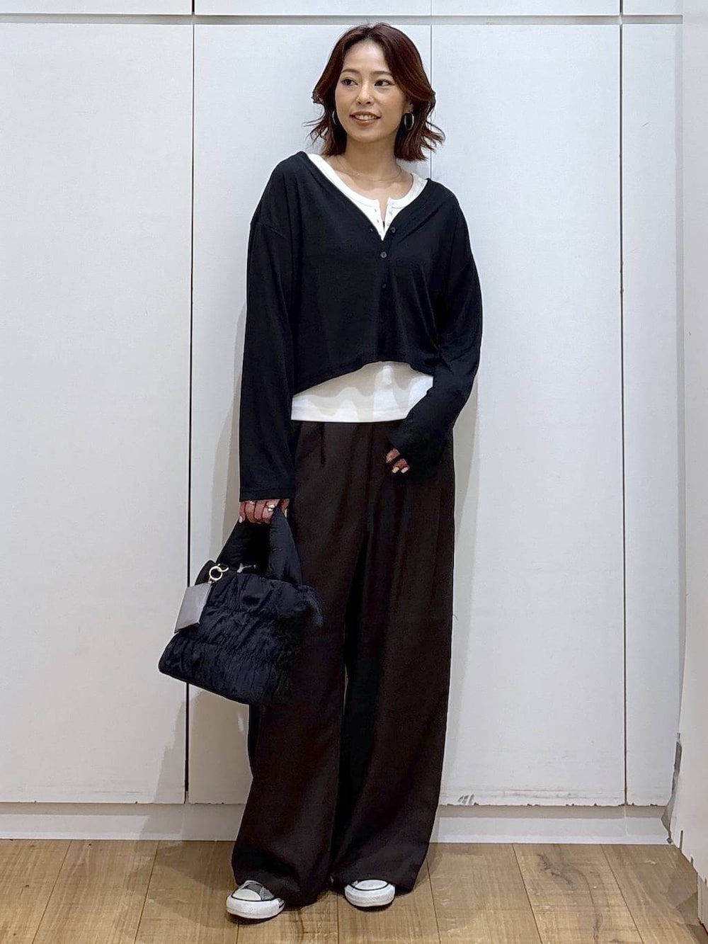 ブラウン系のその他パンツ、ホワイト系のタンクトップ、ブラック系のカーディガン/ボレロを着用したレディースの春コーディネートの4枚目の写真