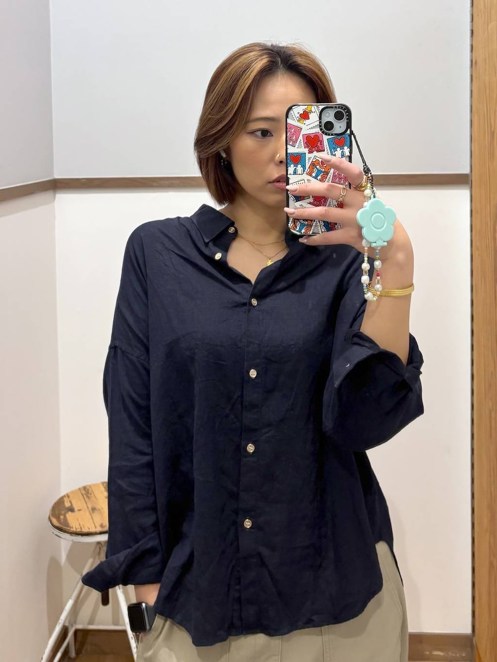 ブルー系のシャツ/ブラウス、ブラック系のキャミソール、ベージュ系のその他パンツを着用したレディースの春コーディネートの2枚目の写真