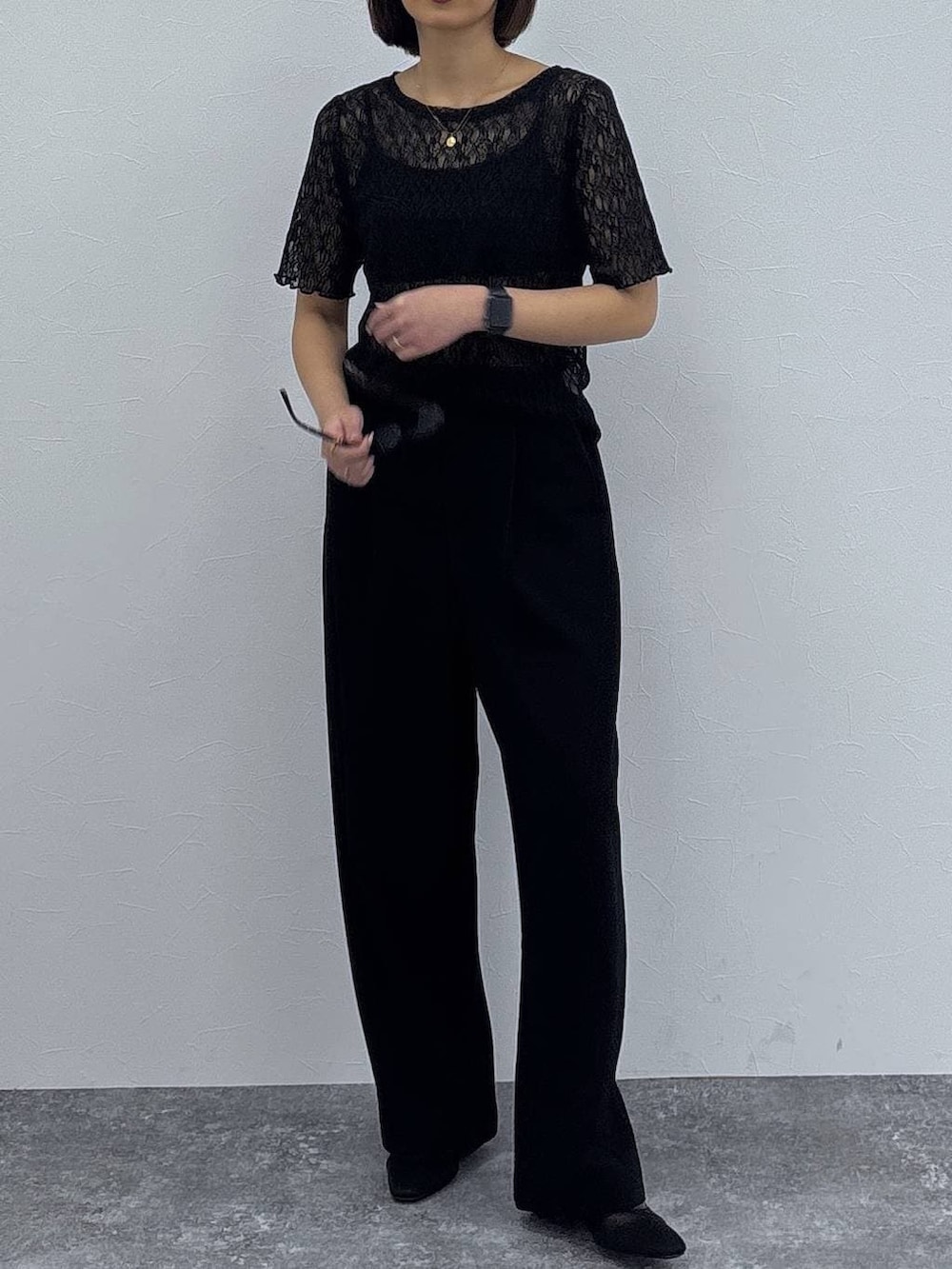 ブラック系のTシャツ/カットソー、ブラック系のパンプス、ゴールド系のネックレスを着用したレディースの春コーディネートの2枚目の写真