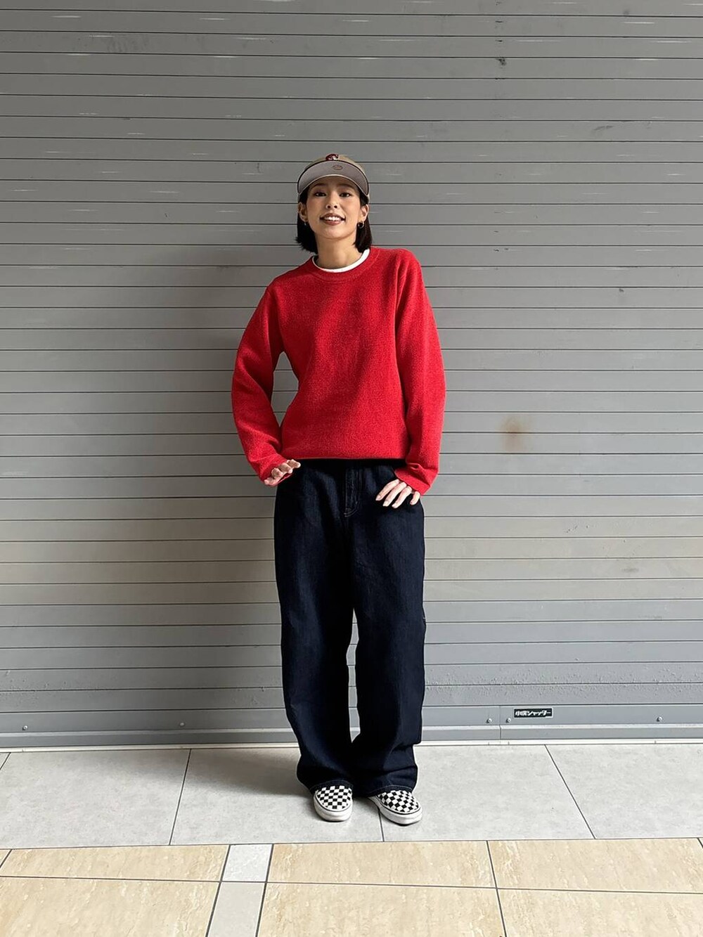 ブルー系のデニムパンツ、レッド系のニット/セーターを着用したレディースの秋コーディネートの3枚目の写真