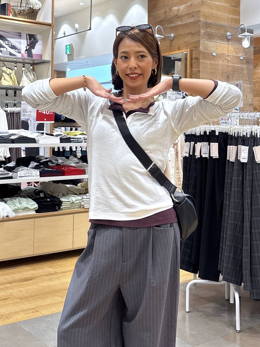 レッド系のTシャツ/カットソー、ホワイト系のTシャツ/カットソー、ブラック系のローファーを着用したレディースの夏コーディネートの6枚目の写真