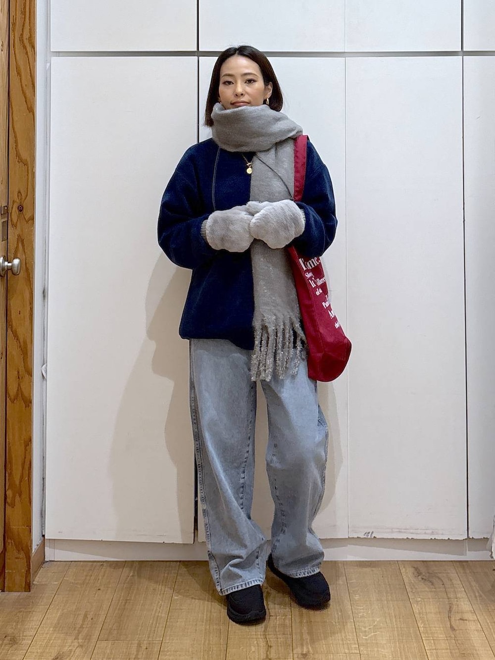 ブルー系のデニムパンツ、ホワイト系のTシャツ/カットソー、レッド系のトートバッグを着用したレディースの冬コーディネートの8枚目の写真