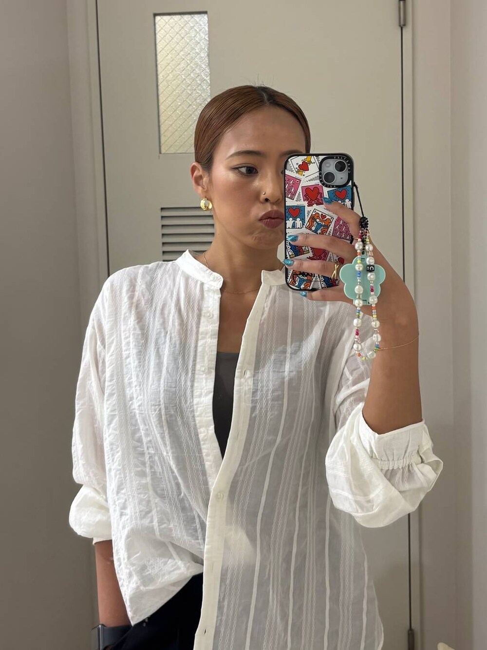 ホワイト系のシャツ/ブラウス、ブラック系のその他パンツ、ブラック系のサンダルを着用したレディースの夏コーディネートの2枚目の写真