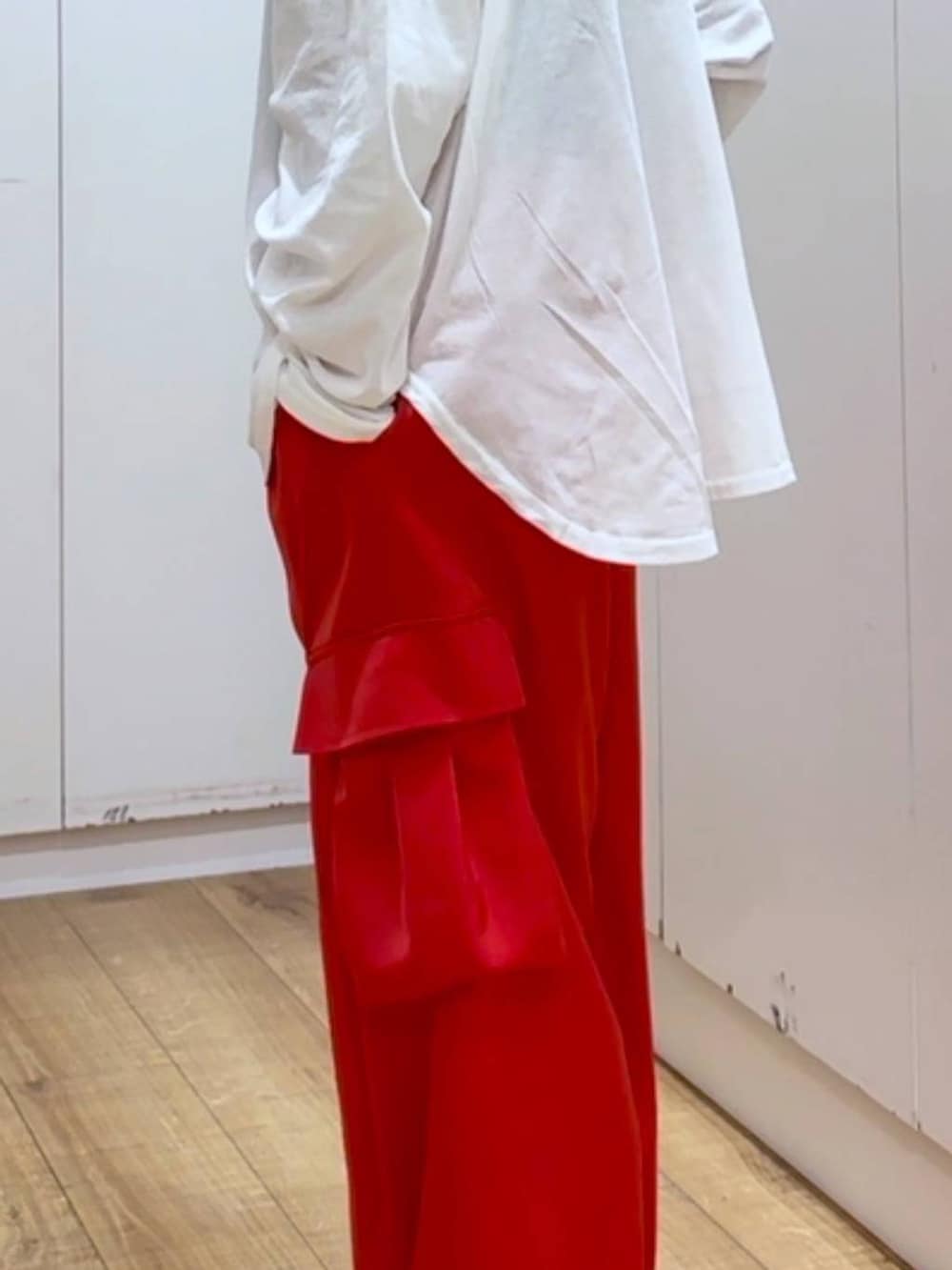 ブラック系のキャミソール、ホワイト系のTシャツ/カットソー、レッド系のその他パンツを着用したレディースの春コーディネートの6枚目の写真
