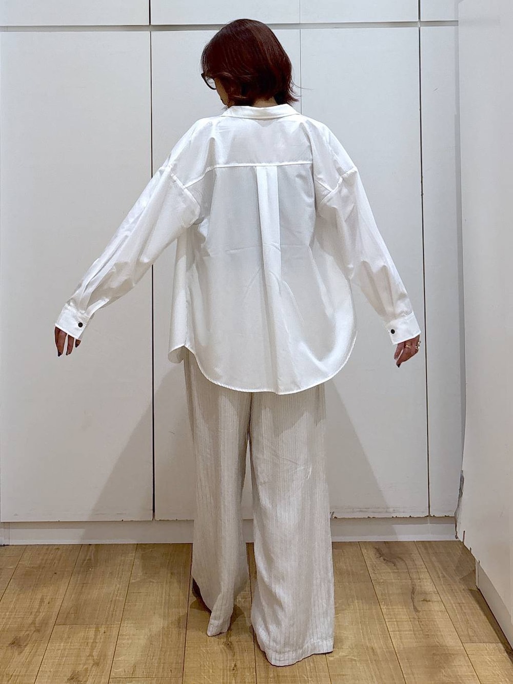 ブラウン系のローファー、ホワイト系のシャツ/ブラウス、ベージュ系のその他パンツを着用したレディースの春コーディネートの5枚目の写真