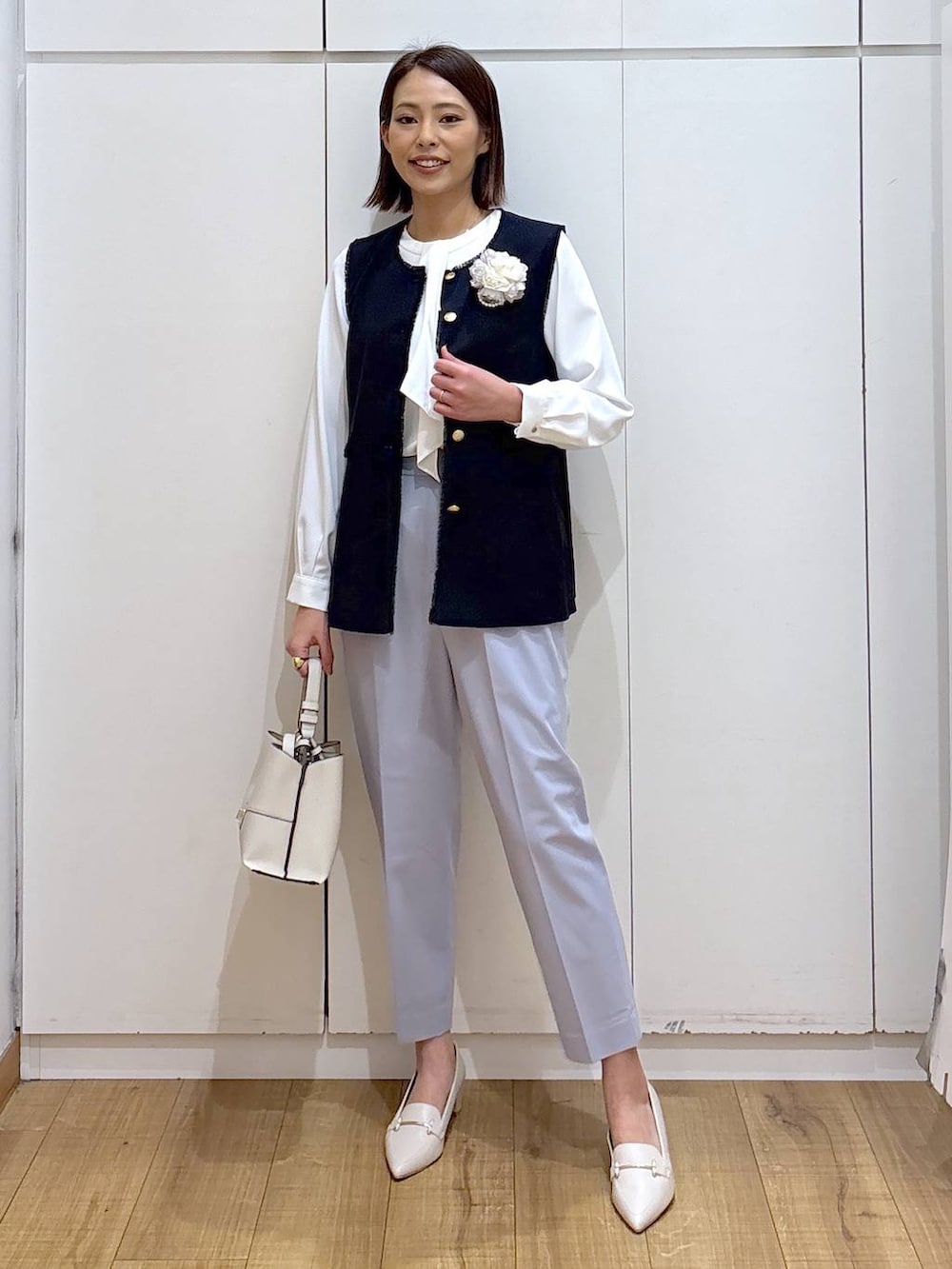 ブルー系のスラックス、ホワイト系のシャツ/ブラウス、ブルー系のその他アウターを着用したレディースの冬コーディネートの2枚目の写真