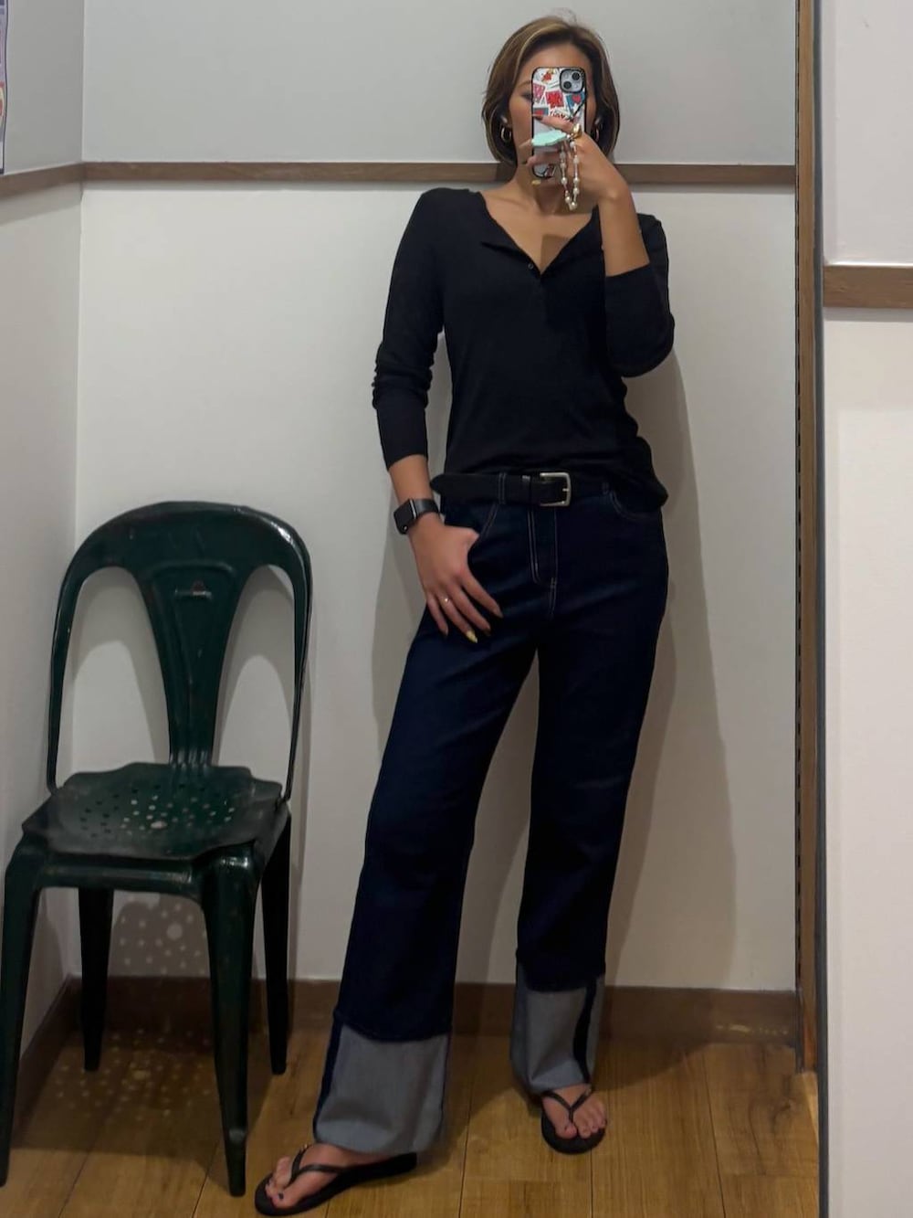 ブラック系のTシャツ/カットソー、ブルー系のデニムパンツを着用したレディースの秋コーディネートの2枚目の写真