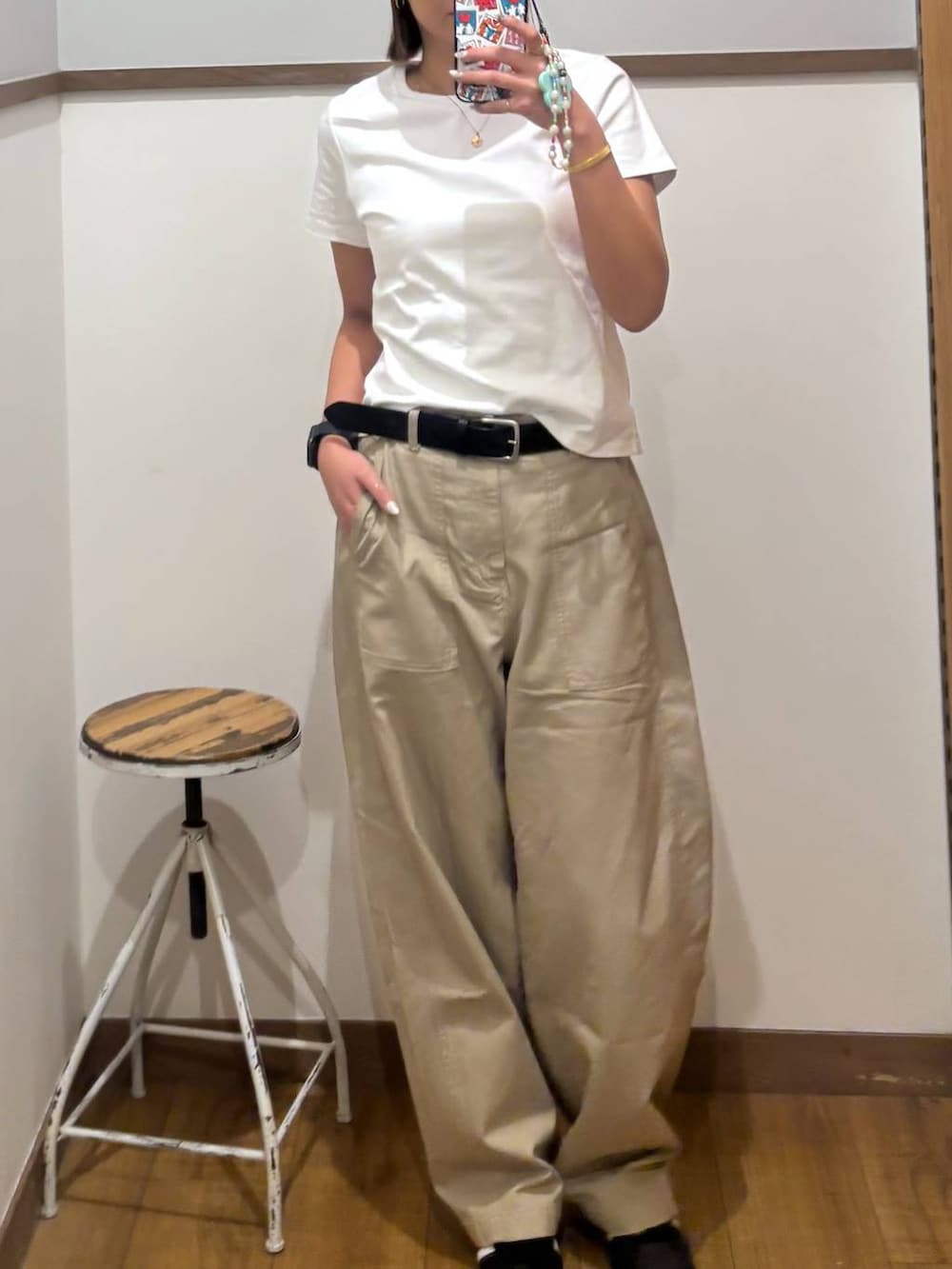 ブラウン系のその他パンツ、ブラック系のTシャツ/カットソーを着用したレディースの春コーディネートの5枚目の写真