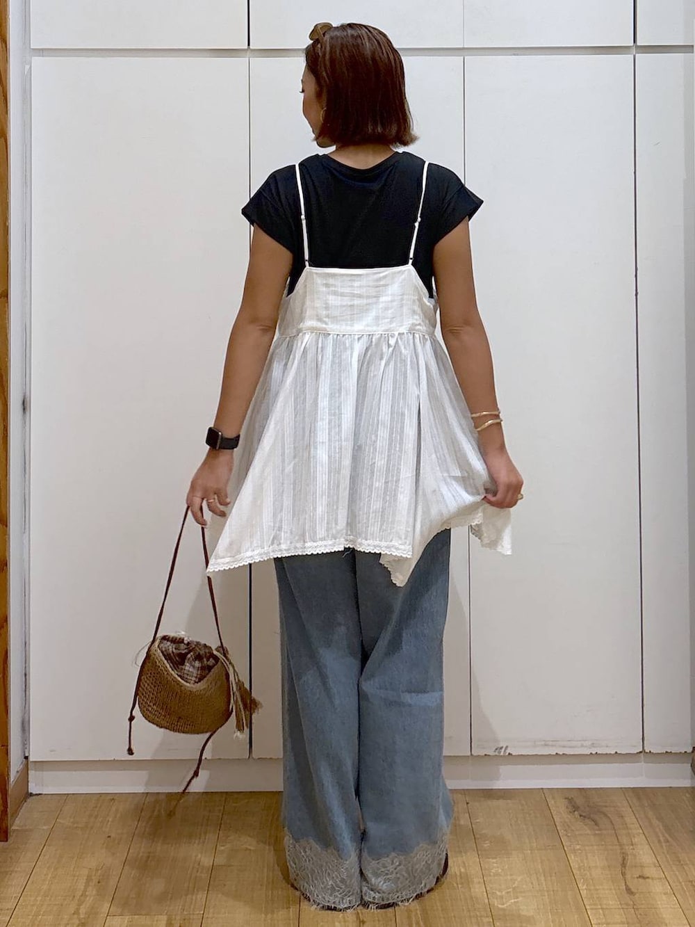 ホワイト系のシャツ/ブラウス、ブラック系のTシャツ/カットソー、ベージュ系のショルダーバッグを着用したレディースの夏コーディネートの4枚目の写真