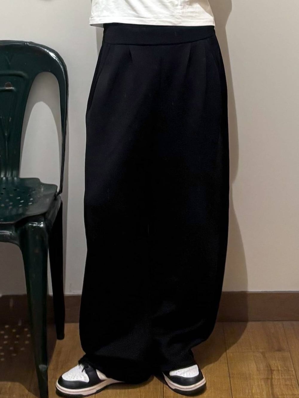 ホワイト系のTシャツ/カットソー、ブラック系のその他パンツを着用したレディースの春コーディネートの4枚目の写真