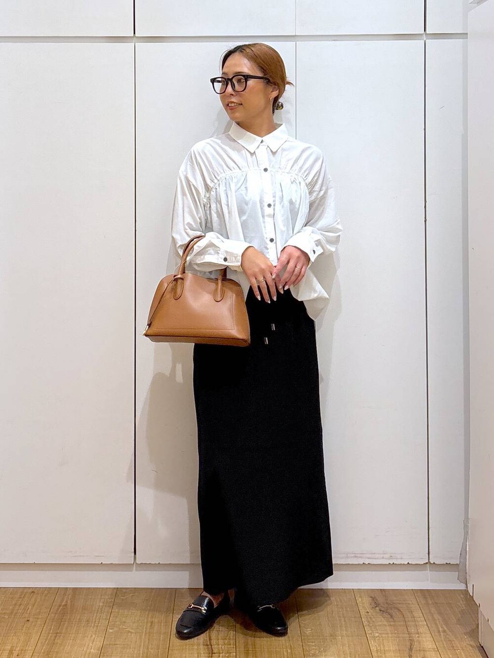 ブラック系のローファー、ブラウン系のショルダーバッグ、ブラック系のキャミソールを着用したレディースの秋コーディネートの4枚目の写真