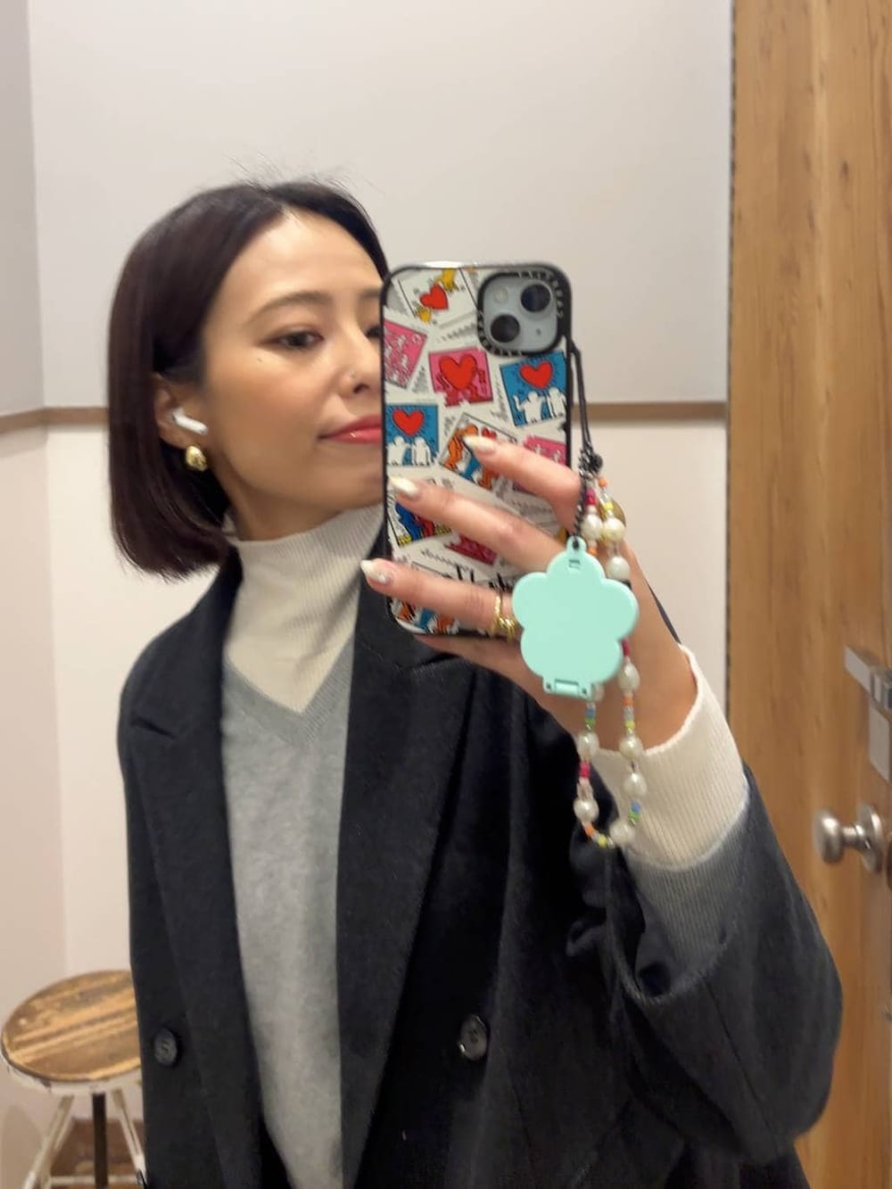 ホワイト系のニット/セーター、グレー系のニット/セーター、グレー系のテーラードジャケットを着用したレディースの秋コーディネートの2枚目の写真