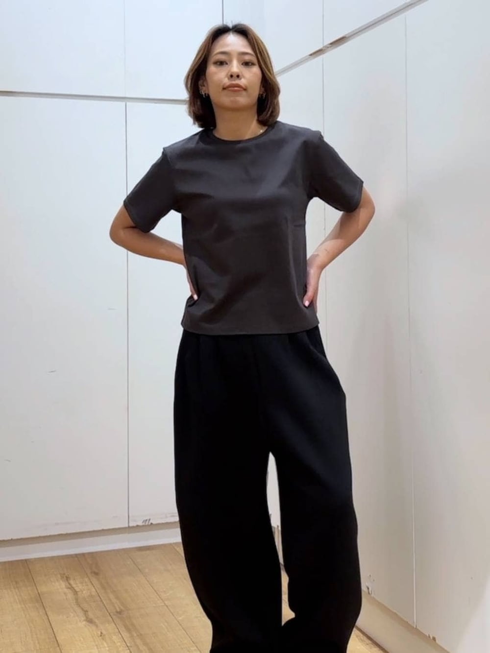 グレー系のTシャツ/カットソー、ブラック系のその他パンツを着用したレディースの春コーディネートの2枚目の写真