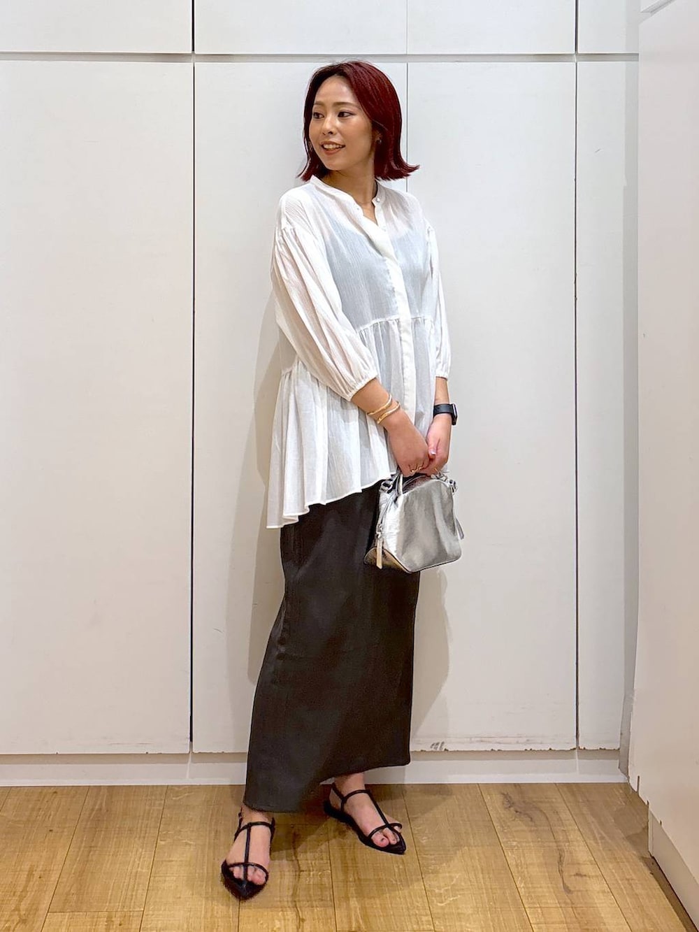 「体型カバー、高見え、高身長、ママコーデ、骨格ストレート、GLOBAL WORK、着痩せ・細見え」｜「GLOBAL WORKのスペ軽お財布ショルダー/132336（ショルダーバッグ、シルバー系）」を使った、ココさん（レディース・165cm）の春コーディネートの3枚目の写真