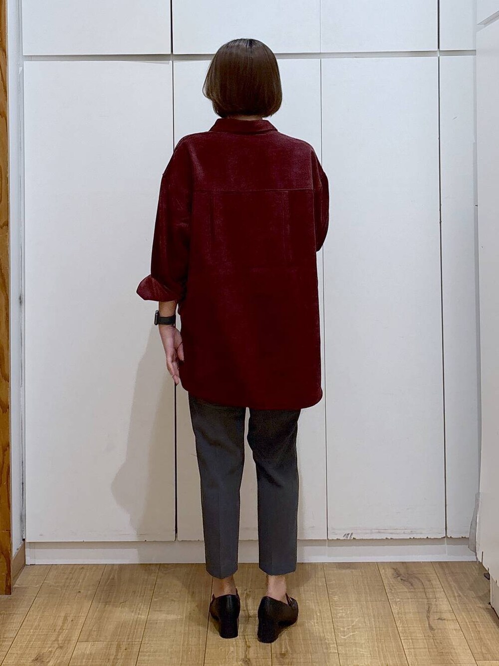 ブラック系のローファー、レッド系のシャツ/ブラウス、グレー系のその他パンツを着用したレディースの秋コーディネートの5枚目の写真