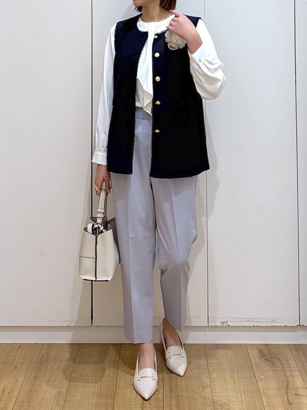 ブルー系のスラックス、ホワイト系のシャツ/ブラウス、ブルー系のその他アウターを着用したレディースの冬コーディネートの3枚目の写真