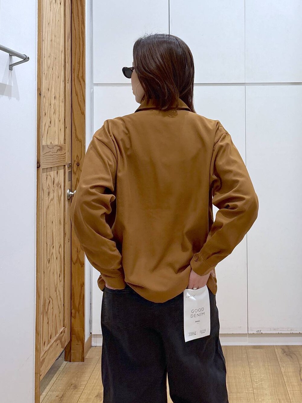 ブラック系のデニムパンツ、ブラウン系のシャツ/ブラウス、ブラウン系のローファーを着用したレディースの春コーディネートの5枚目の写真