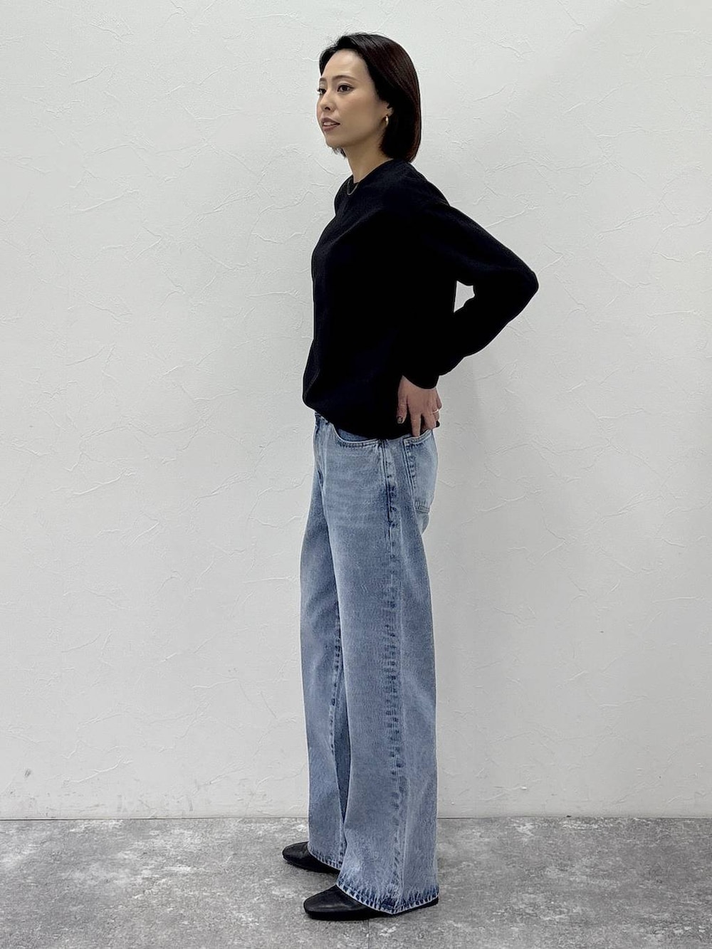 ブラック系のブーツ、ゴールド系のピアス（両耳用）、ゴールド系のリングを着用したレディースの冬コーディネートの3枚目の写真