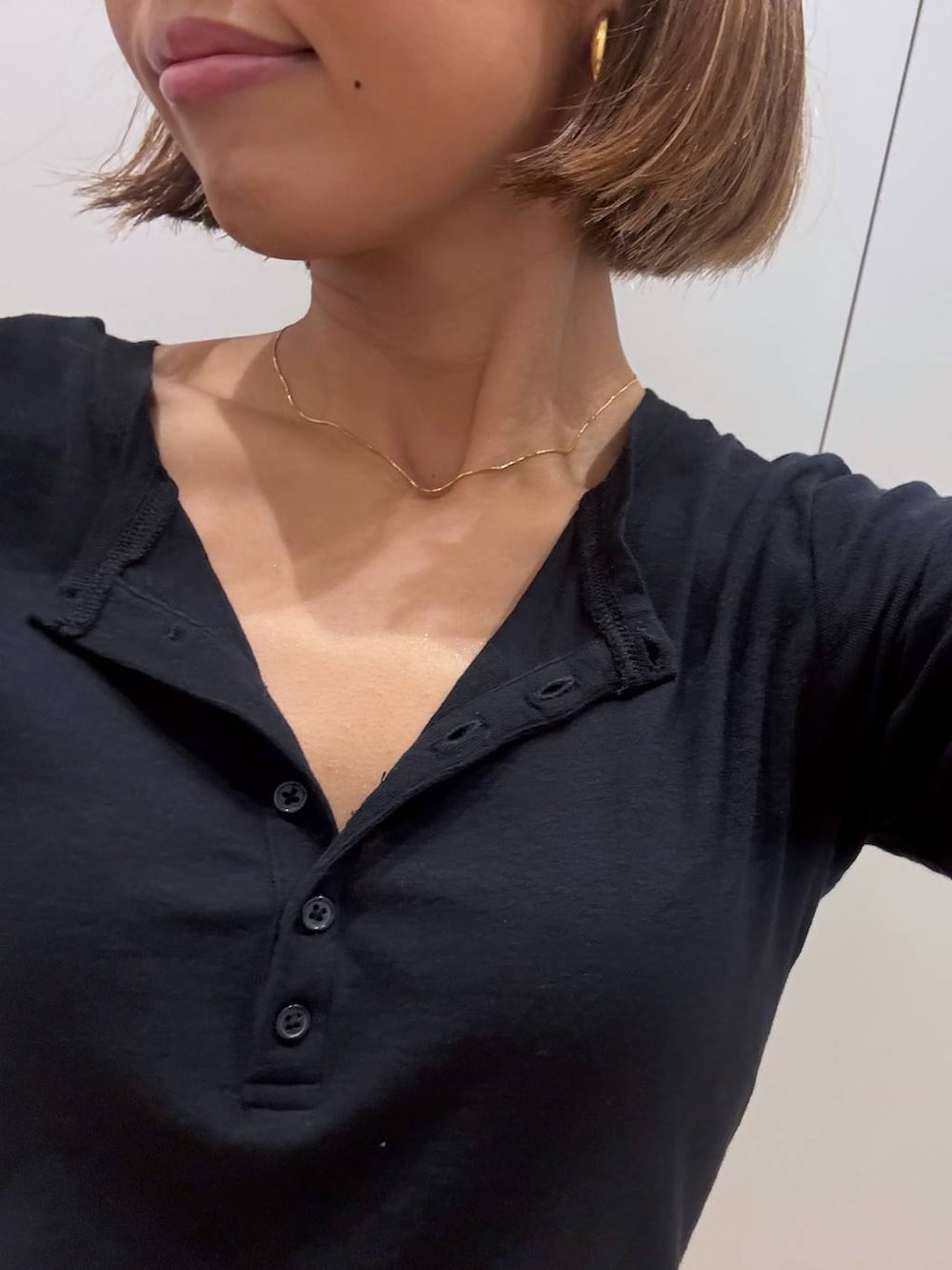 ブラック系のTシャツ/カットソー、ブルー系のデニムパンツを着用したレディースの秋コーディネートの5枚目の写真