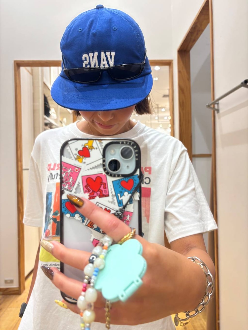 ホワイト系のTシャツ/カットソー、ブラウン系のその他パンツを着用したレディースの秋コーディネートの3枚目の写真