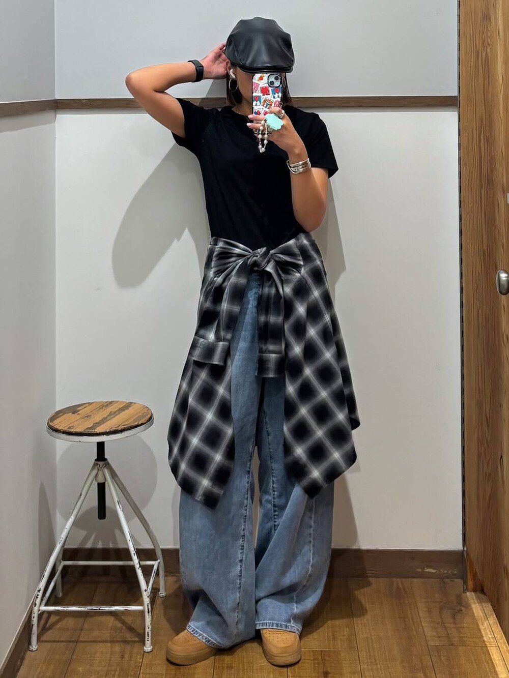 ブルー系のデニムパンツ、ブラック系のTシャツ/カットソーを着用したレディースの春コーディネートの2枚目の写真
