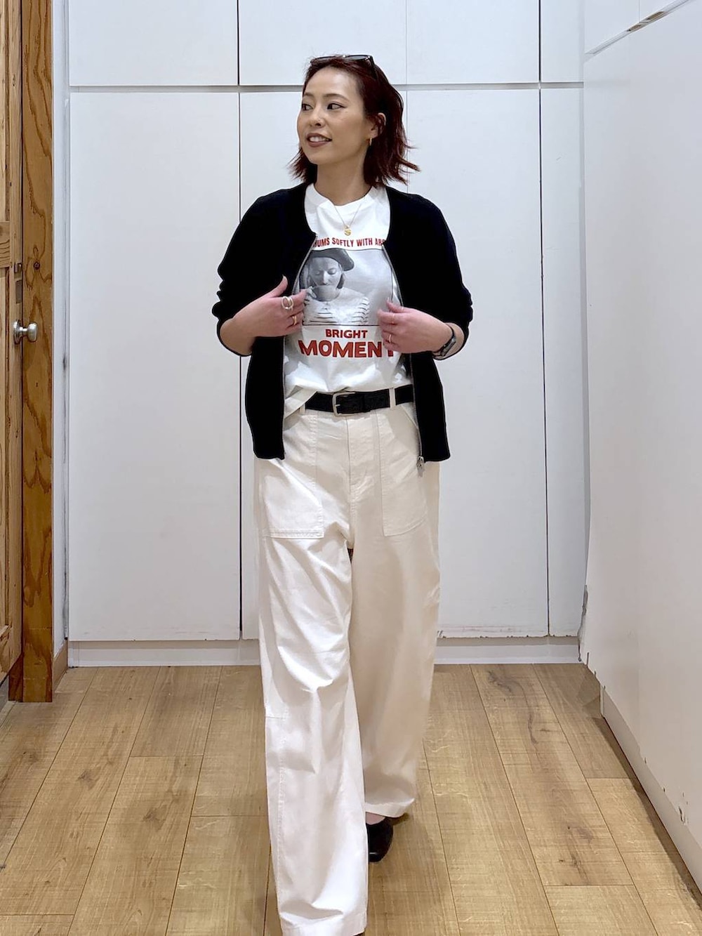 ブラック系のパンプス、ホワイト系のTシャツ/カットソー、ベージュ系のその他パンツを着用したレディースの春コーディネートの6枚目の写真