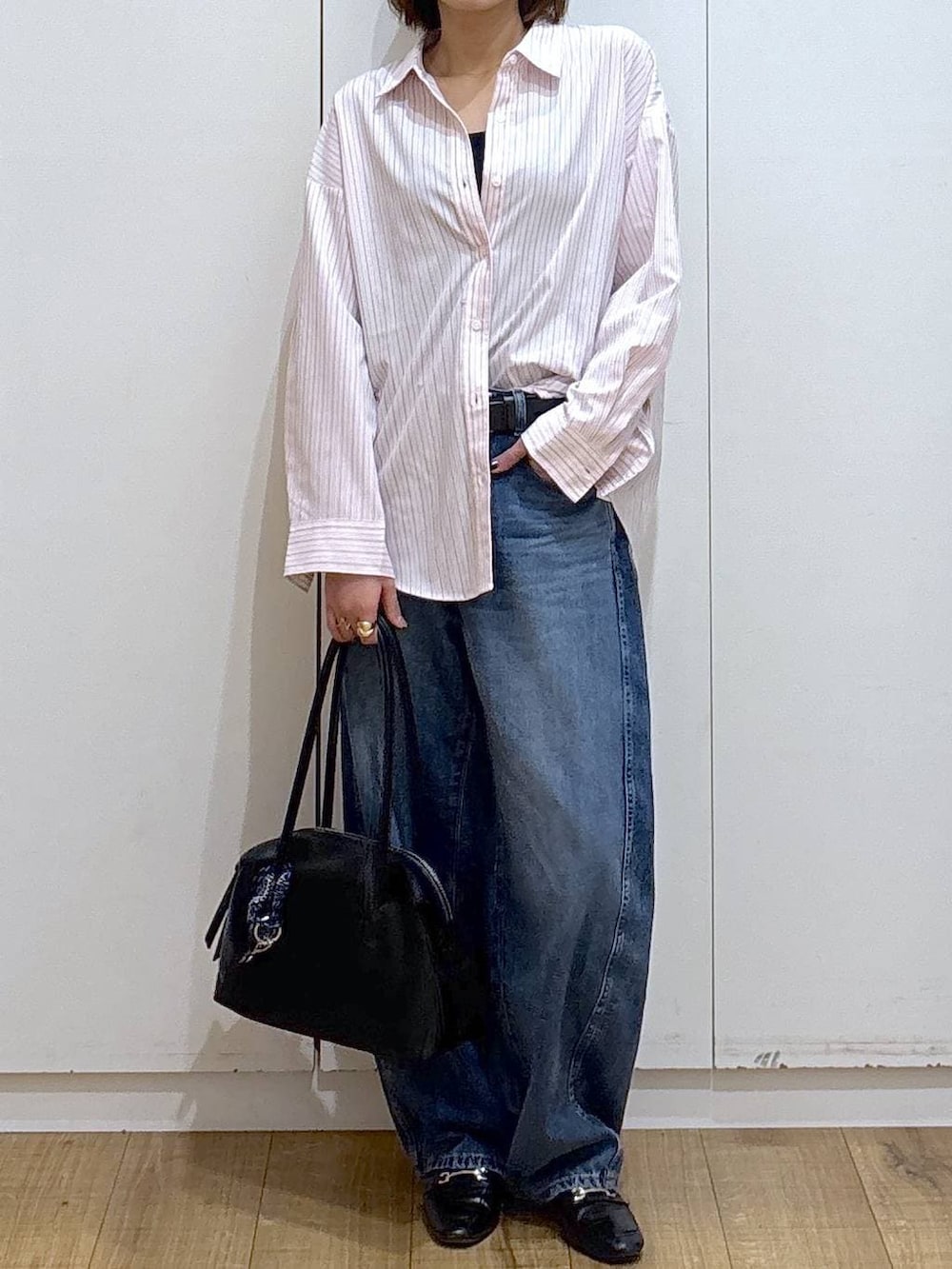 ブラック系のローファー、ブラック系のボストンバッグ、ピンク系のシャツ/ブラウスを着用したレディースの冬コーディネートの2枚目の写真