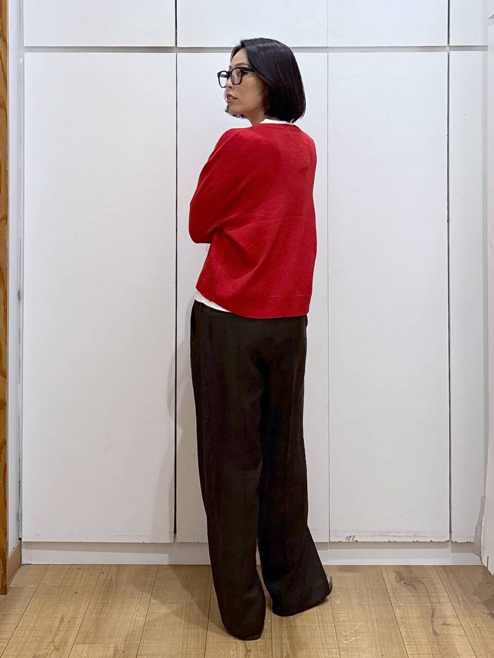 ブラウン系のその他パンツ、ベージュ系のローファー、レッド系のカーディガン/ボレロを着用したレディースの秋コーディネートの3枚目の写真