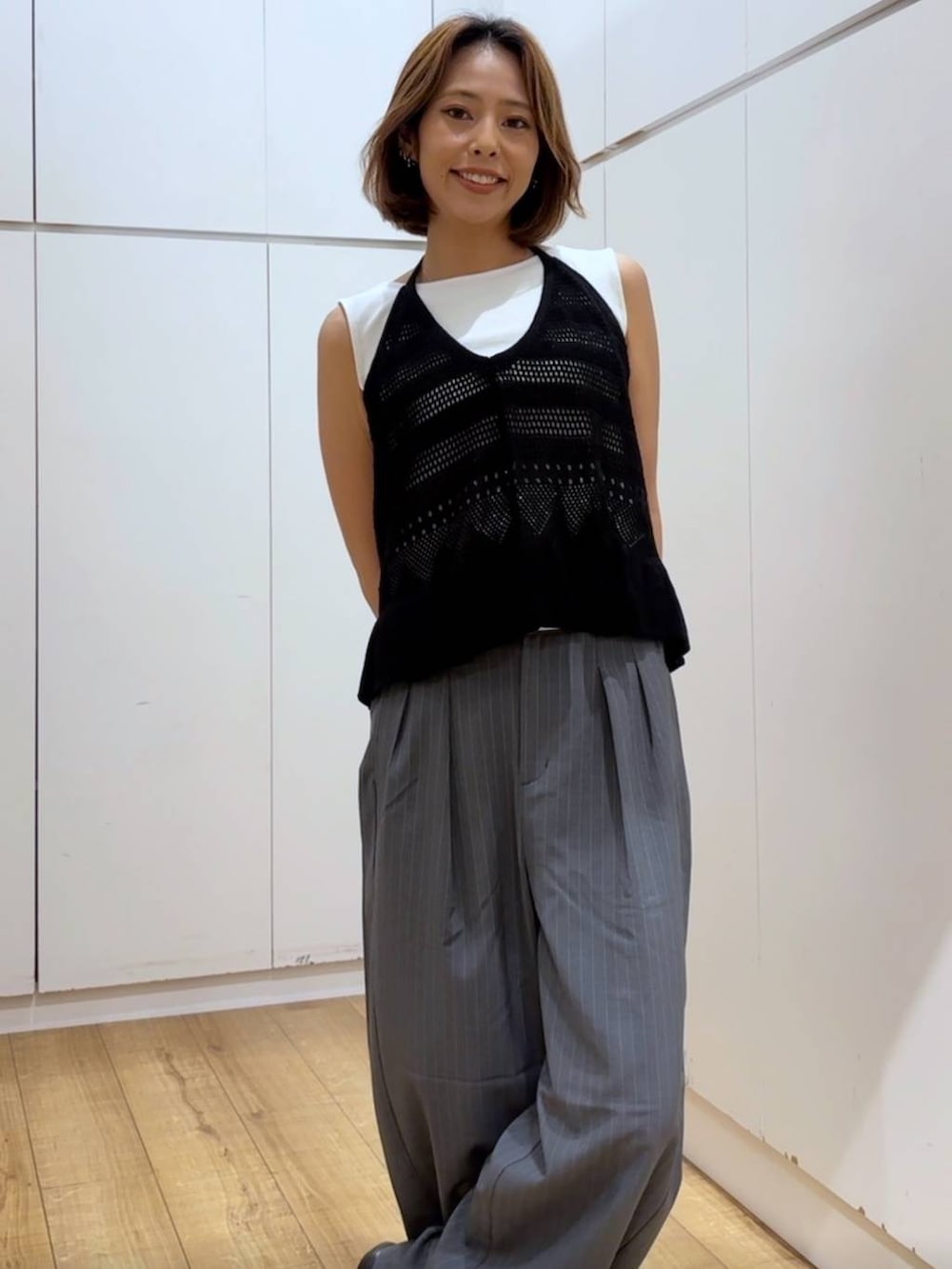 グレー系のその他パンツ、ブラック系のベストを着用したレディースの春コーディネートの2枚目の写真