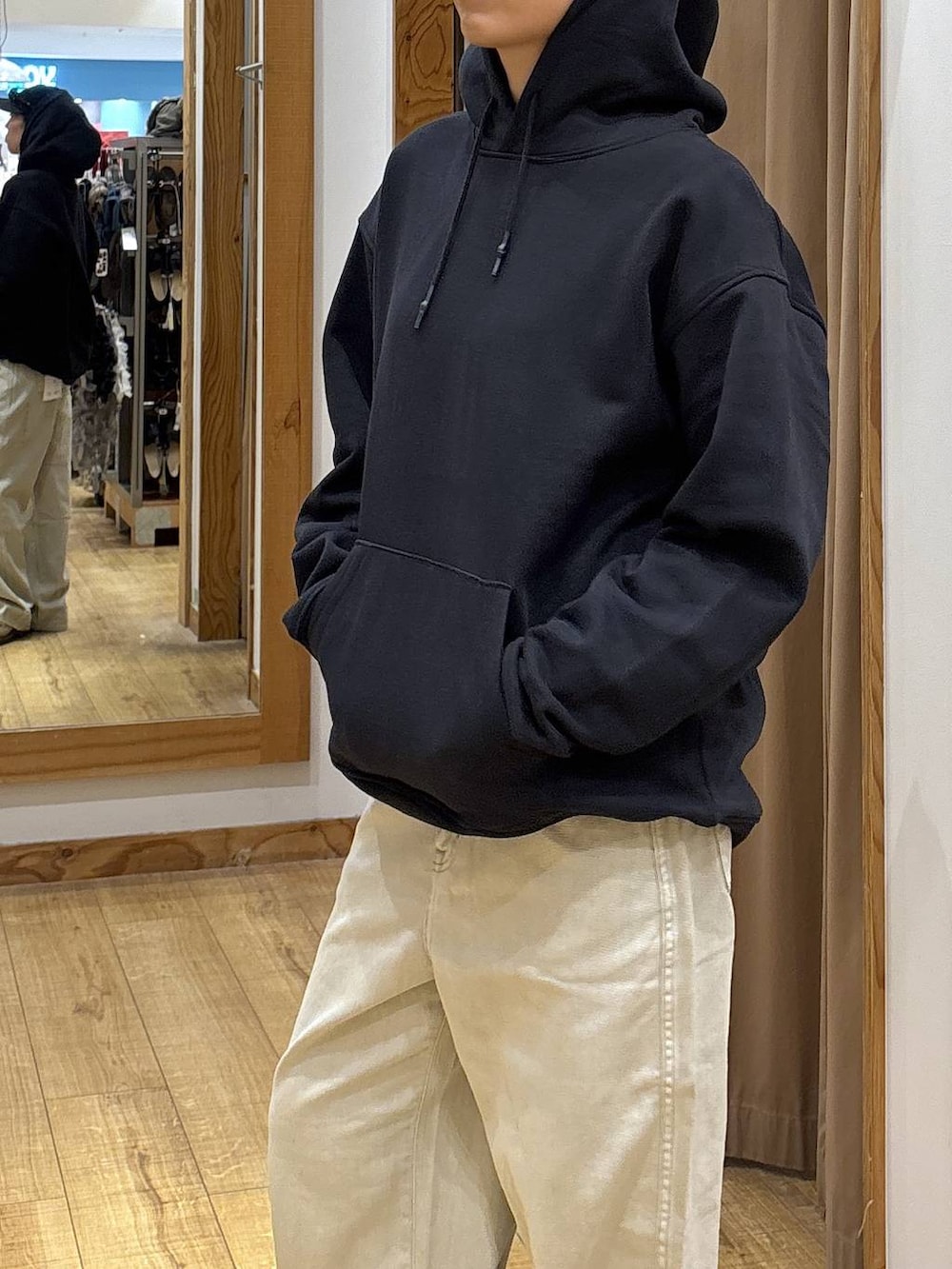 ベージュ系のデニムパンツ、ベージュ系のローファー、ホワイト系のTシャツ/カットソーを着用したレディースの秋コーディネートの5枚目の写真