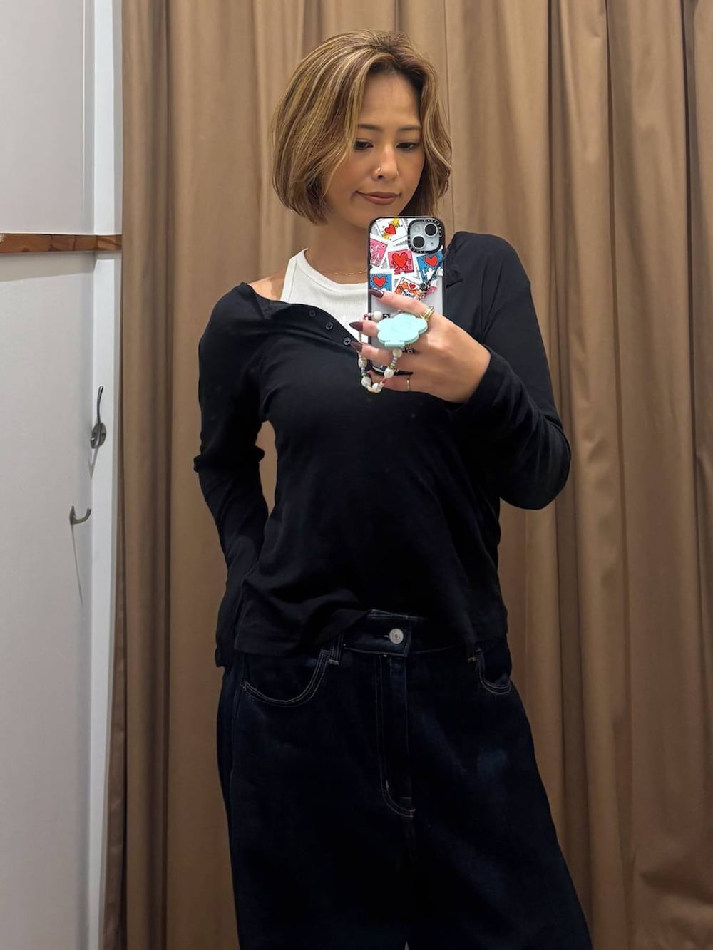 ブラック系のTシャツ/カットソー、ブルー系のデニムパンツを着用したレディースの秋コーディネートの3枚目の写真