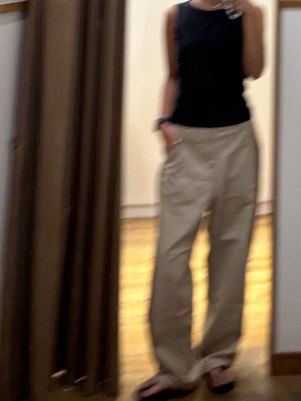 ベージュ系のその他パンツ、ブラック系のサンダルを着用したレディースの夏コーディネートの4枚目の写真
