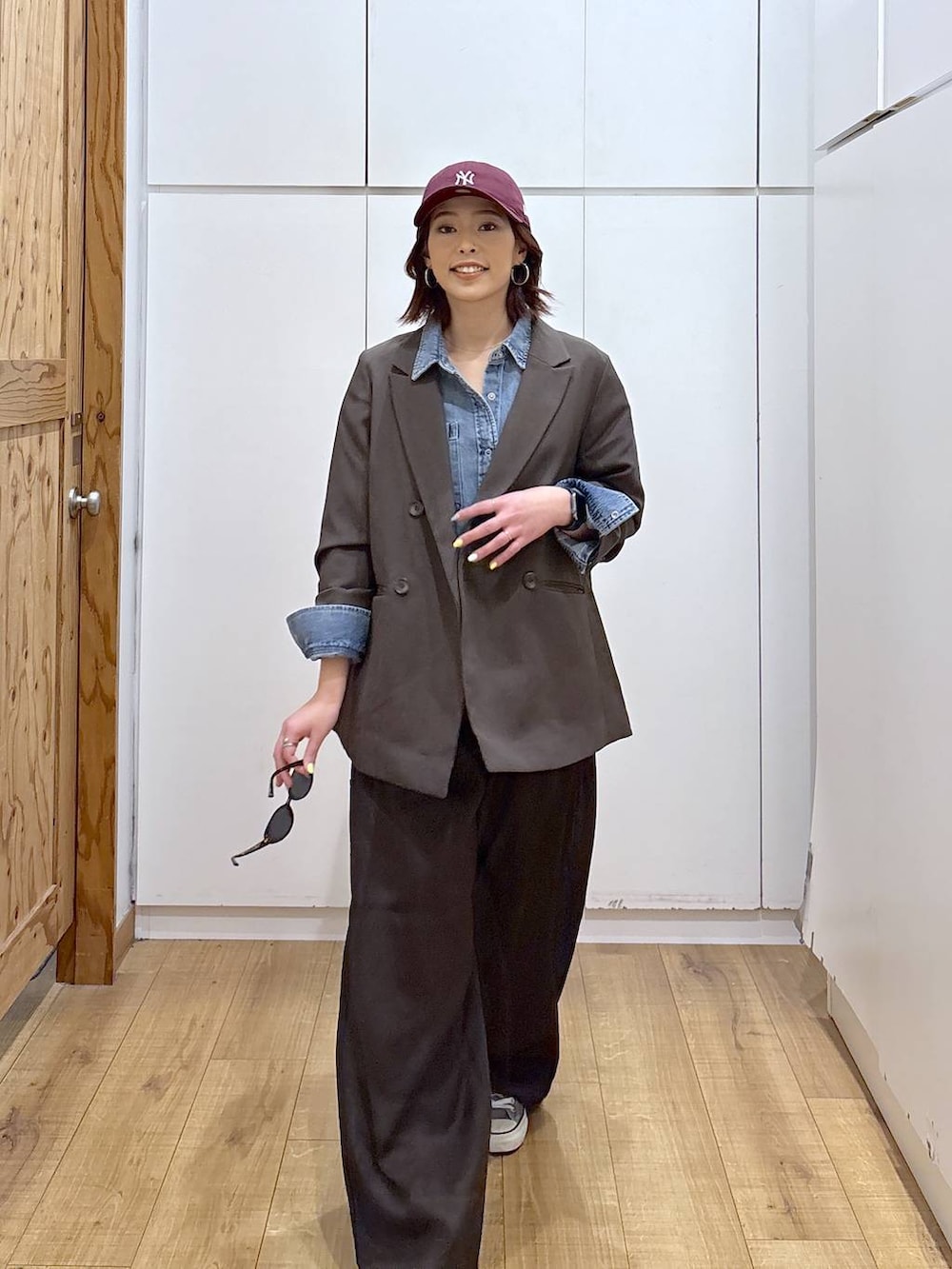 ブラウン系のテーラードジャケット、ブルー系のシャツ/ブラウス、ブラウン系のその他パンツを着用したレディースの春コーディネートの7枚目の写真