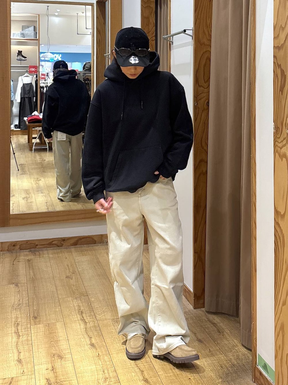 ベージュ系のデニムパンツ、ベージュ系のローファー、ホワイト系のTシャツ/カットソーを着用したレディースの秋コーディネートの2枚目の写真