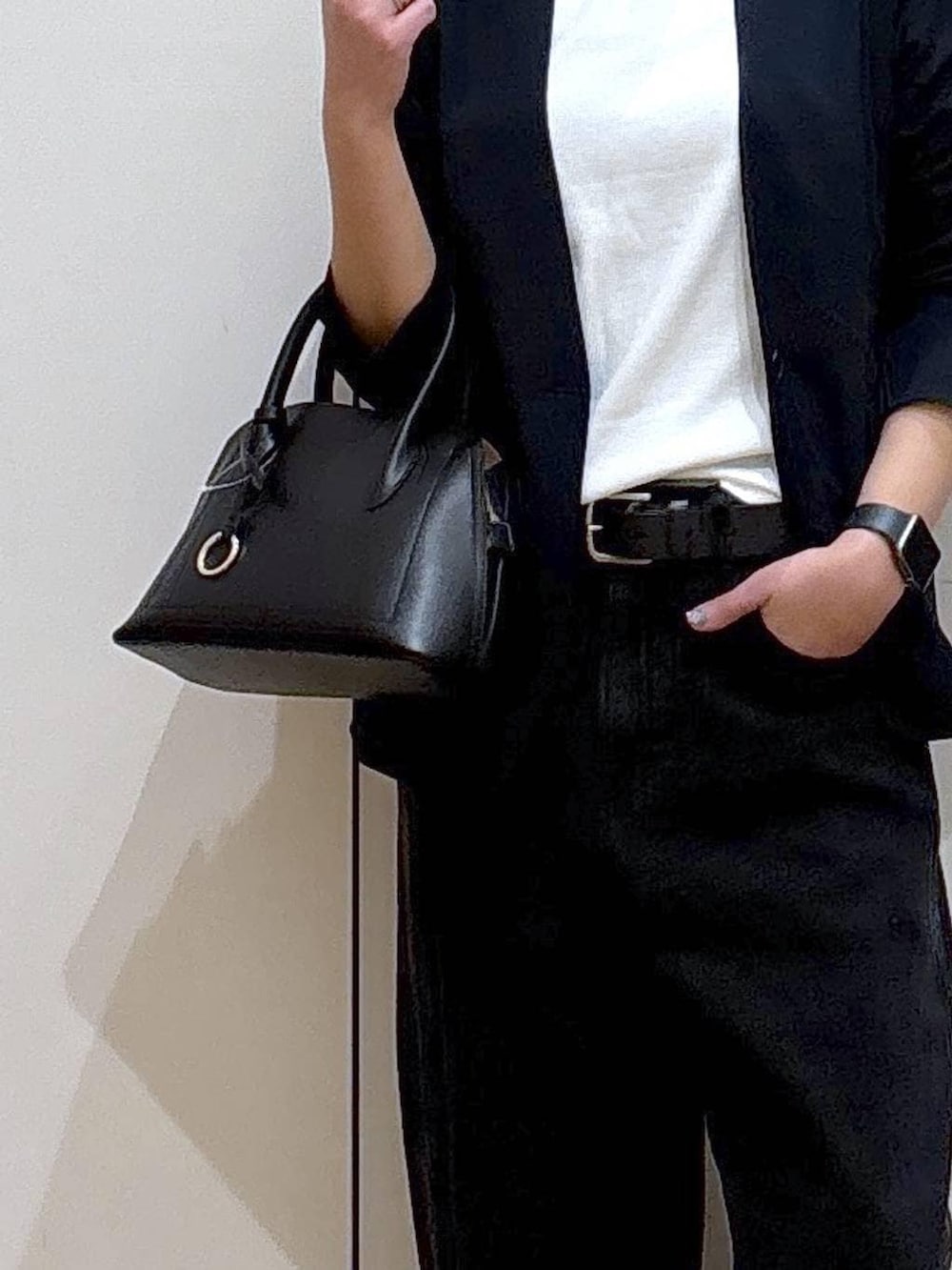 ブラック系のショルダーバッグ、ブラック系のブーツ、ブルー系のノーカラージャケットを着用したレディースの春コーディネートの6枚目の写真