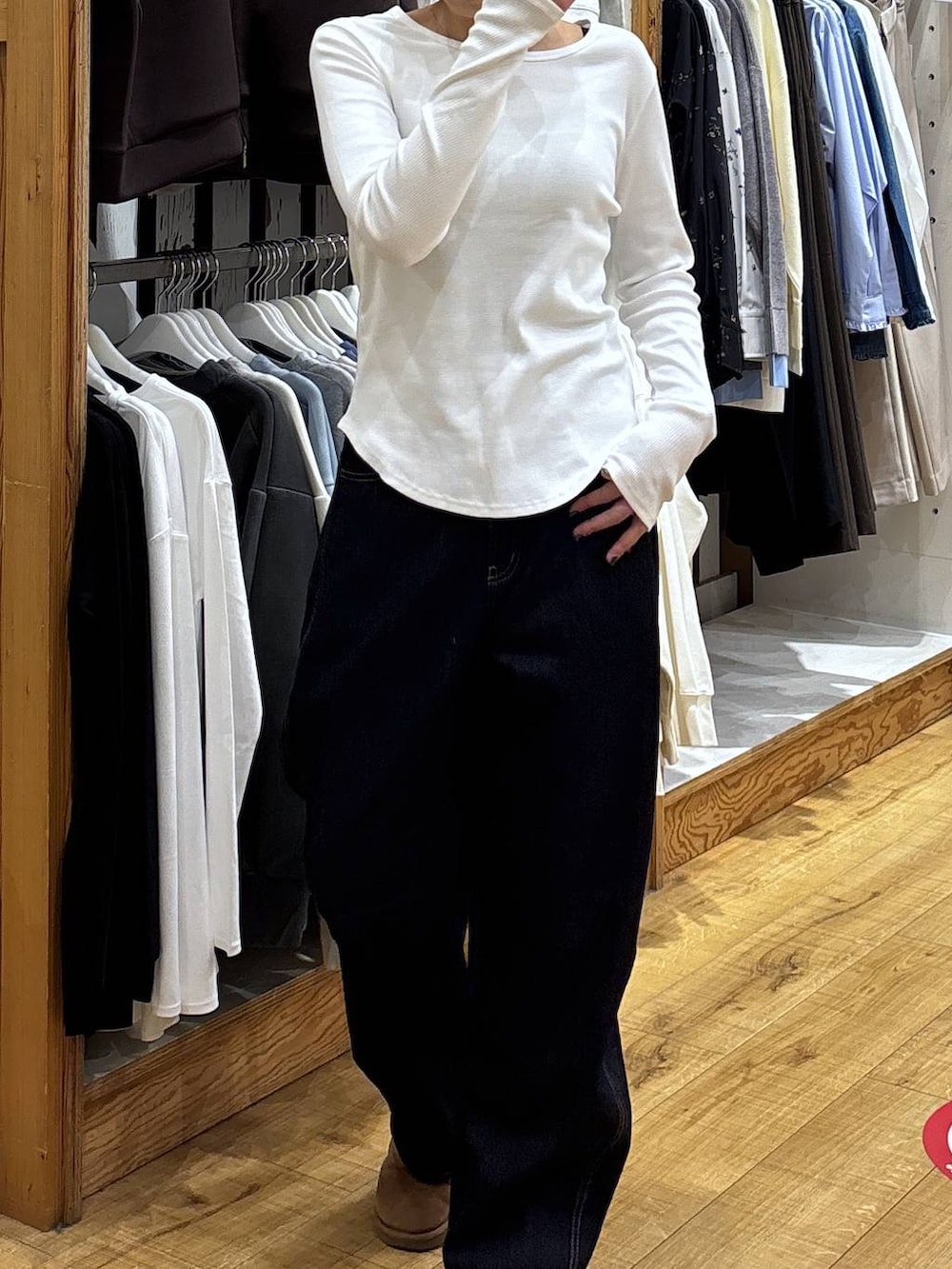 ブルー系のデニムパンツ、ブルー系のデニムジャケットを着用したレディースの冬コーディネートの7枚目の写真