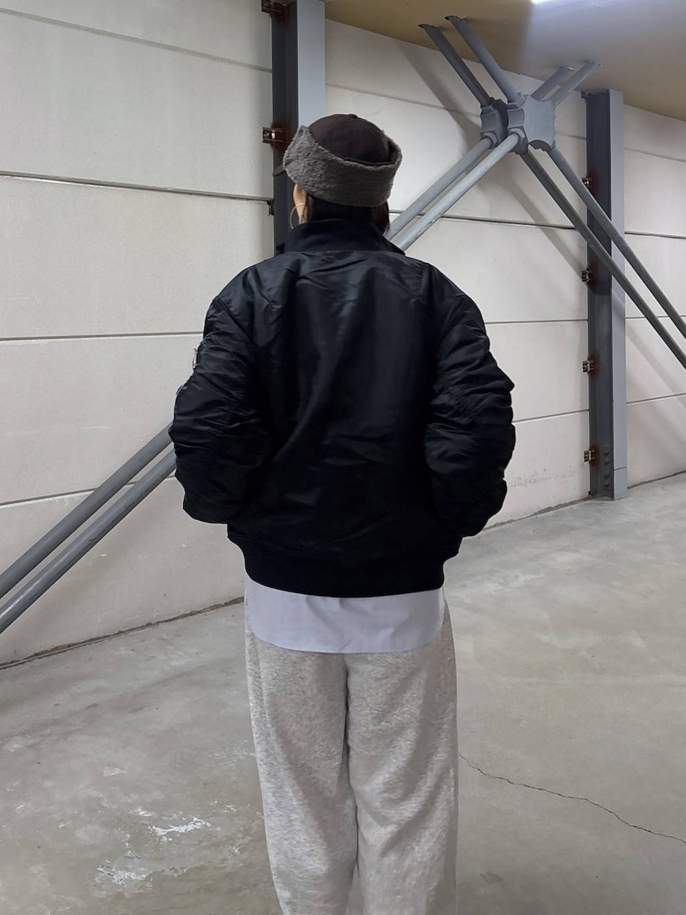 グレー系のスウェット、ブルー系のシャツ/ブラウス、ブラウン系のキャップを着用したレディースの秋コーディネートの8枚目の写真