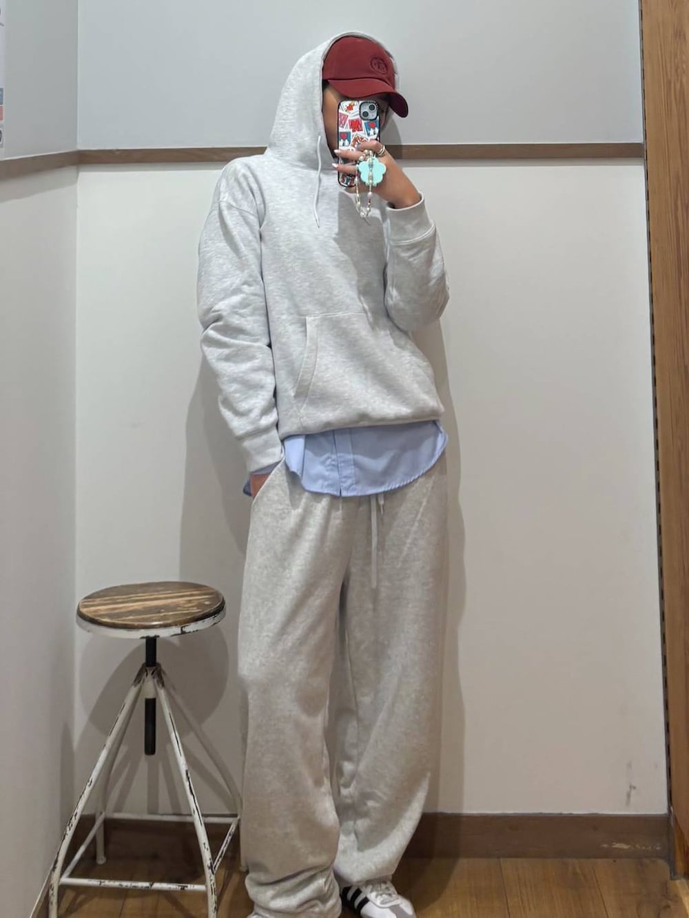 ブルー系のシャツ/ブラウス、グレー系のパーカーを着用したレディースの秋コーディネートの2枚目の写真