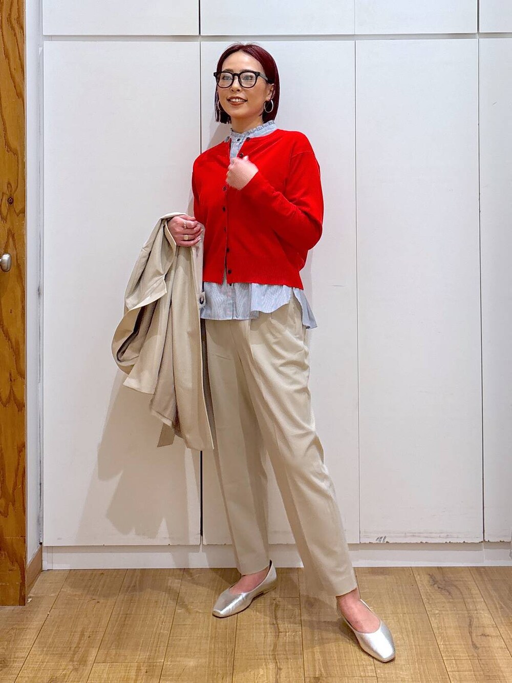 「高見え、GLOBAL WORK、高身長、ママコーデ、骨格ストレート、着痩せ・細見え、体型カバー」|「GLOBAL WORKのウツクシルエットテーパードパンツ/133595(その他パンツ、ベージュ系)」を使った、ココさん(レディース・165cm)の春コーディネートの4枚目の写真
