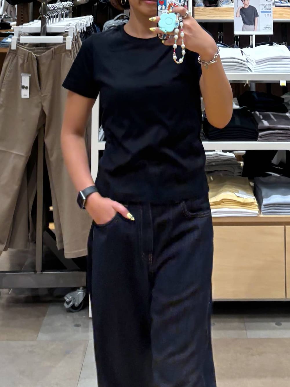 ブルー系のデニムパンツ、ブラック系のTシャツ/カットソーを着用したレディースの夏コーディネートの4枚目の写真