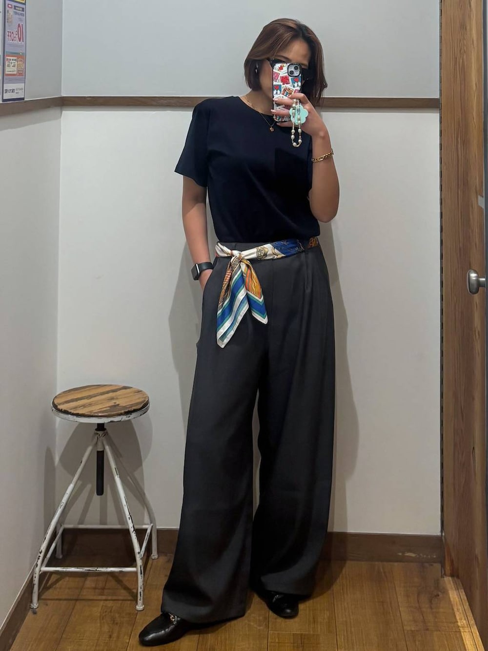 ブラック系のローファー、グレー系のその他パンツ、ブルー系のTシャツ/カットソーを着用したレディースの春コーディネートの7枚目の写真