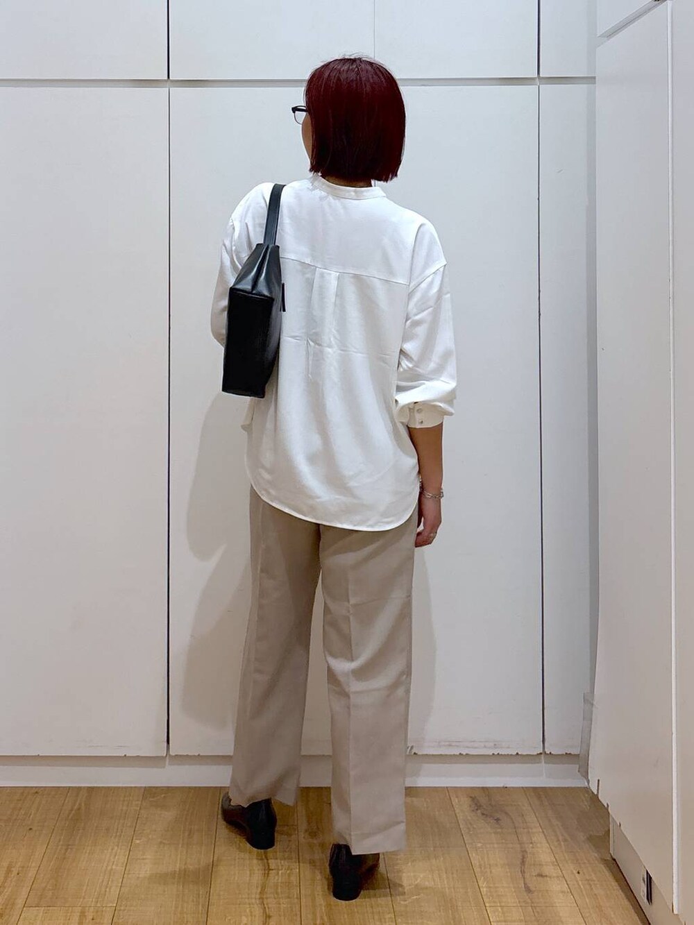 ホワイト系のシャツ/ブラウス、ブラック系のショルダーバッグ、ベージュ系のその他パンツを着用したレディースの春コーディネートの3枚目の写真