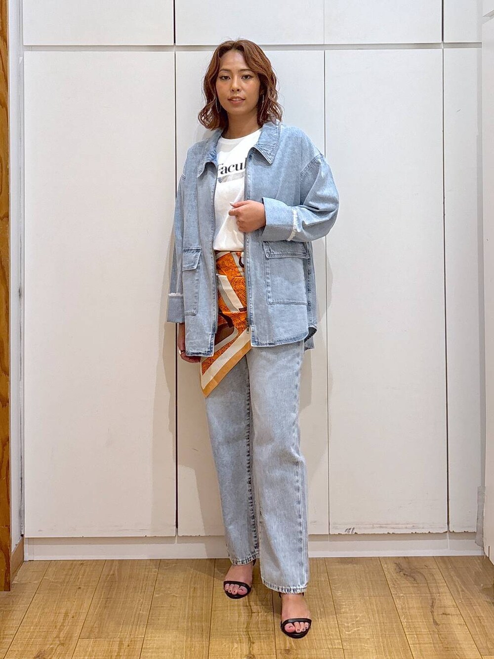 ホワイト系のTシャツ/カットソー、ブルー系のデニムパンツ、ブラック系のサンダルを着用したレディースの夏コーディネートの3枚目の写真