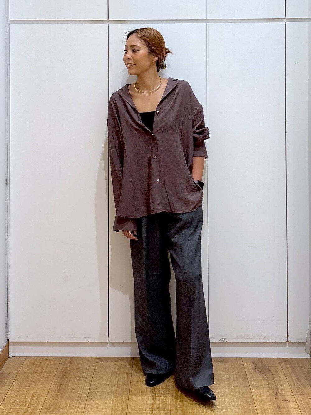 ブラック系のローファー、ブラック系のキャミソール、グレー系のその他パンツを着用したレディースの秋コーディネートの3枚目の写真