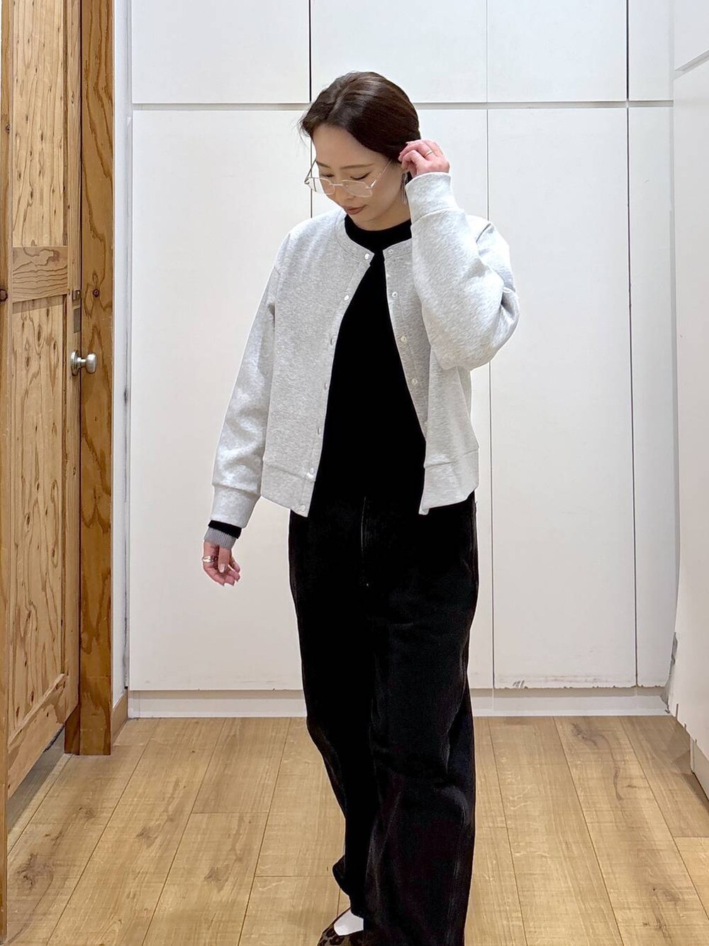 その他のパンプス、ブラック系のデニムパンツ、ブラック系のニット/セーターを着用したレディースの春コーディネートの6枚目の写真