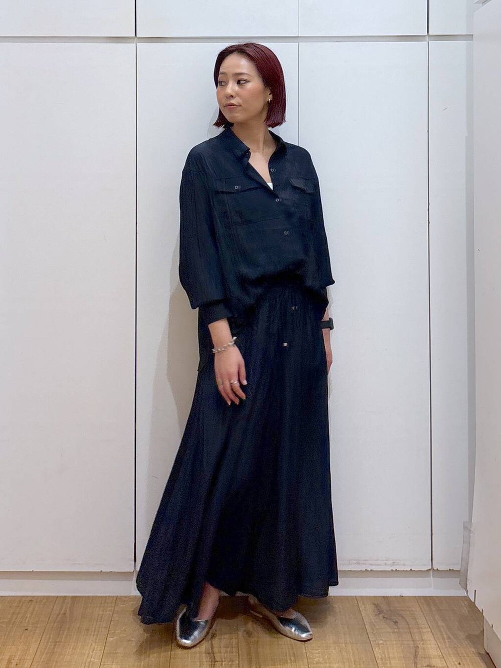 シルバー系のパンプス、ブルー系のシャツ/ブラウス、ブルー系のその他パンツを着用したレディースの春コーディネートの2枚目の写真