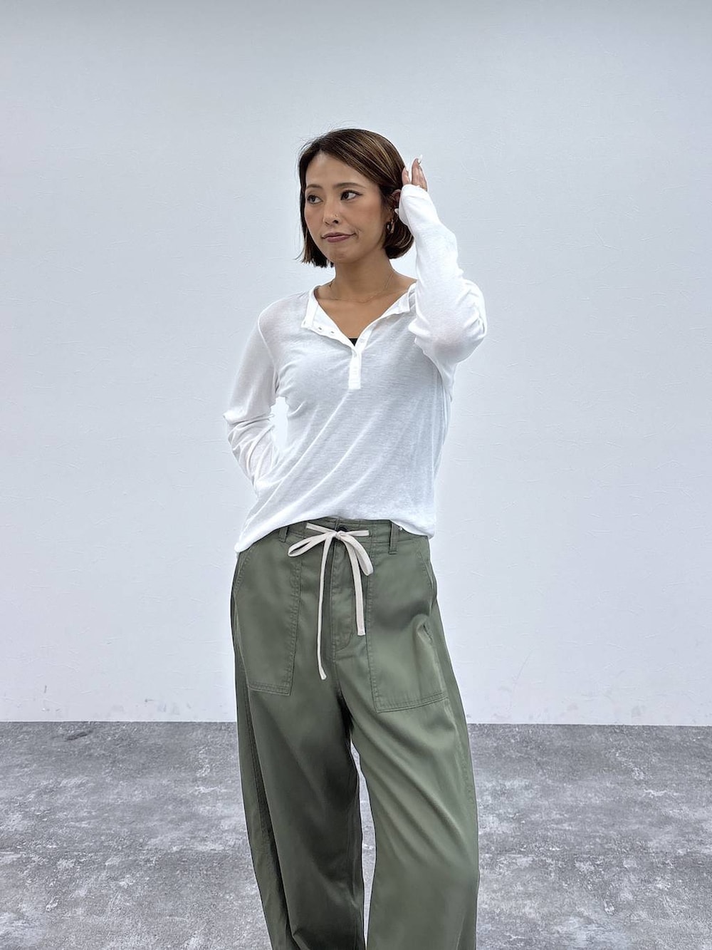 ホワイト系のTシャツ/カットソー、ブラック系のキャミソール、グリーン系のその他パンツを着用したレディースの夏コーディネートの3枚目の写真