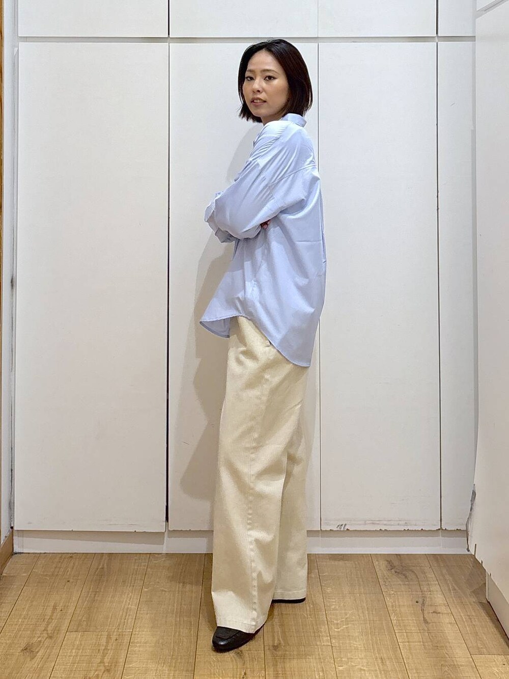 ブラック系のローファー、ブルー系のシャツ/ブラウス、ホワイト系のTシャツ/カットソーを着用したレディースの冬コーディネートの4枚目の写真