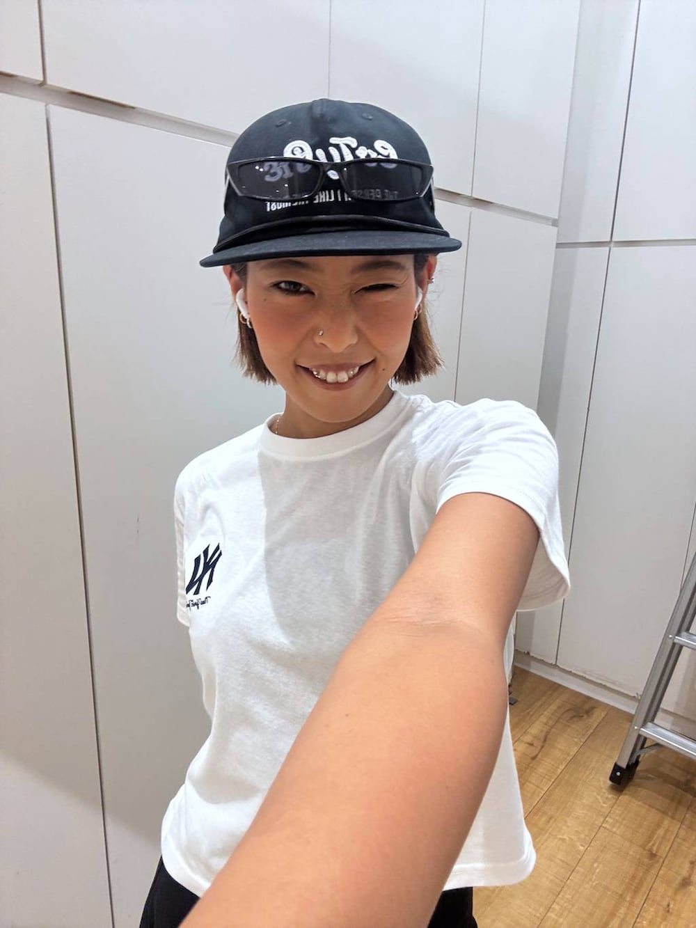 その他のTシャツ/カットソー、ブラック系のその他パンツを着用したレディースの秋コーディネートの6枚目の写真