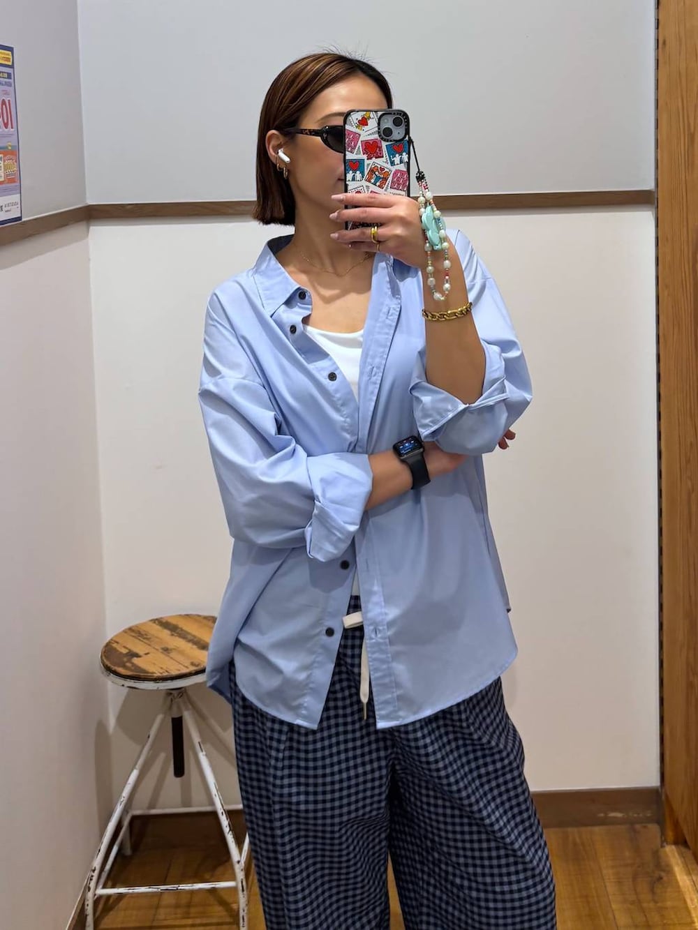 ブルー系のシャツ/ブラウス、ホワイト系のキャミソールを着用したレディースの春コーディネートの2枚目の写真